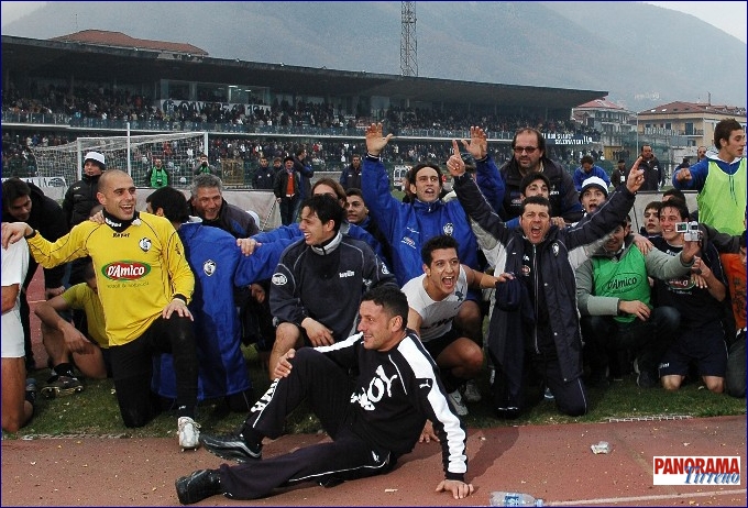 A FESTEGGIARE  SOTTO LA CURVA SUD+.jpg