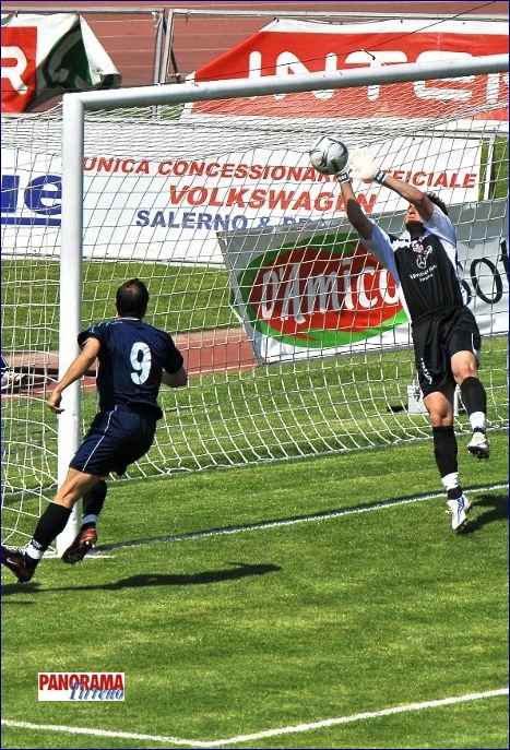 Ancora un intervento del portiere su Aquino copy.jpg