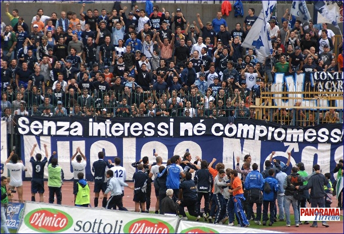 Calciatori e tifosi+.jpg