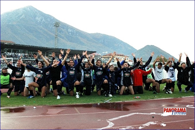 Campilongo in campo a festeggiare insieme a tutta la squadra+.j