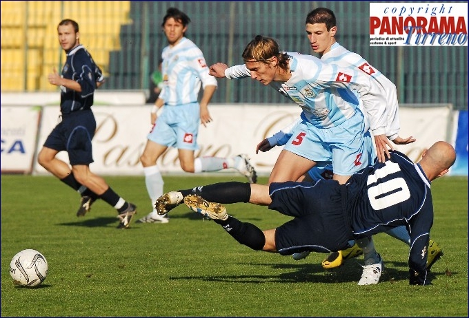 Federico Giampaolo strattonato e messo giù da Milan Bortel (1).