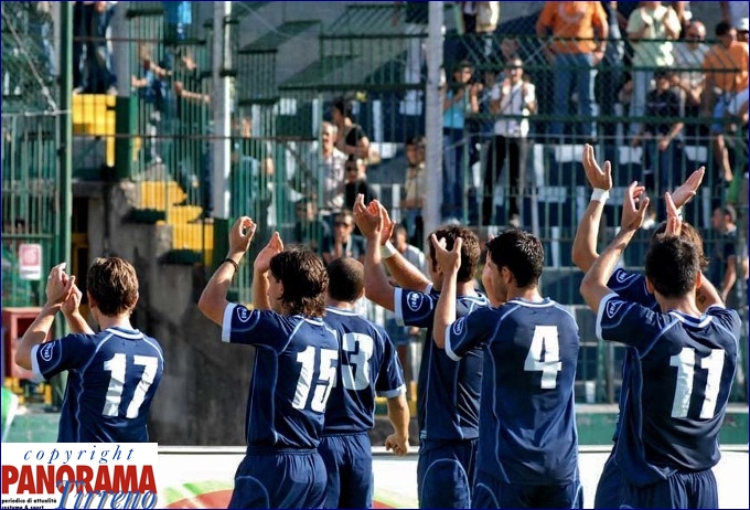 GLD_7743 I calciatori salutano i tifosi a fine gara copy.jpg