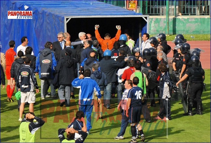 IL PORTIERE DEL FOGGIA LASCIA IL CAMPO CON LE MANI IN SEGNO DI 
