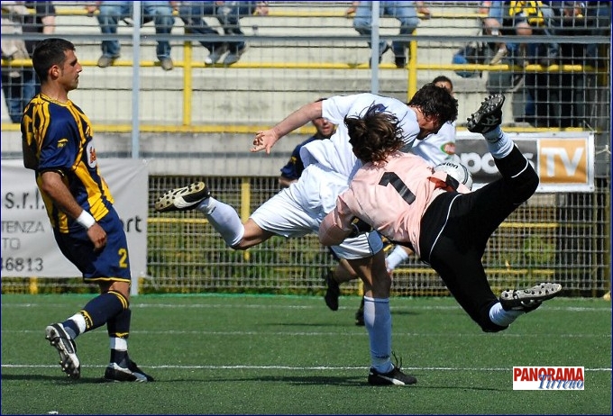 JSPERICOLOSA USCITA DEL PORTIERE SU DE GIORGIO.jpg