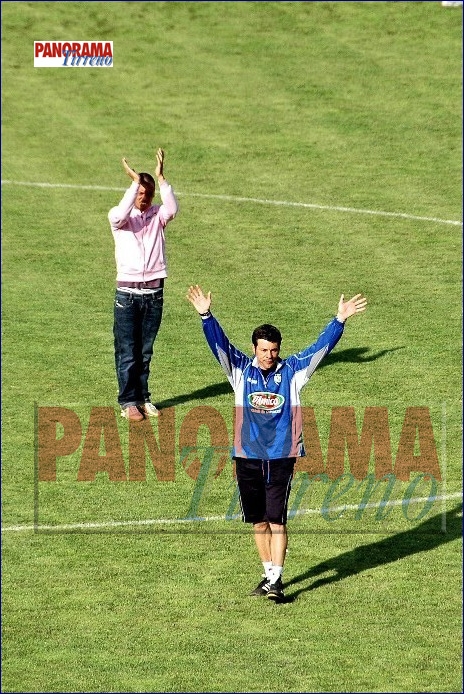 SEMBRA PROPRIO L'ULTIMO SALUTO copy.jpg