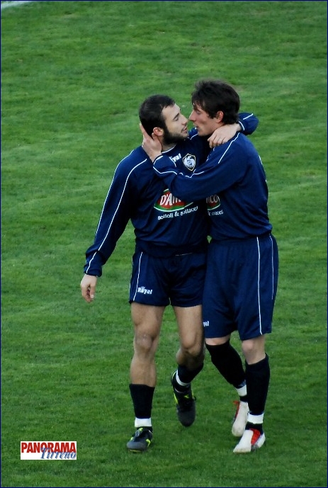i due si complimentano per l'ottima prestazione in campo+.jpg