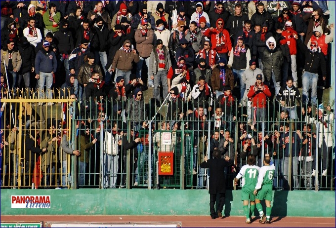 i tifosi del Taranto chiedono il cambio della divisa+.jpg