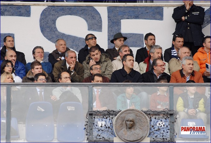 il padre di Mari in tribuna con il figlio Angelo+.jpg