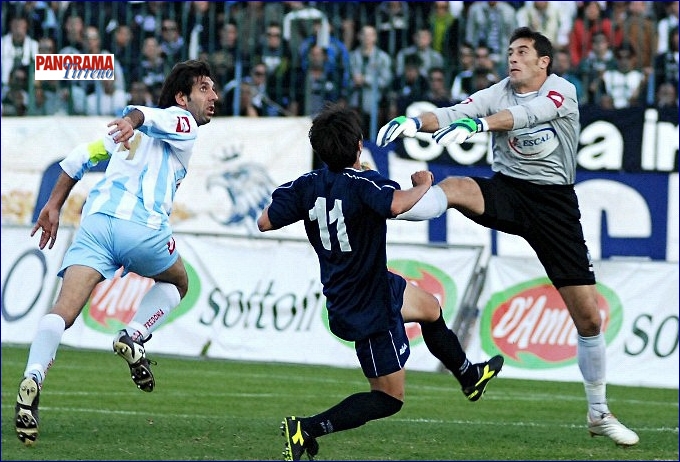 la pericolosissima uscita del portiere+.jpg
