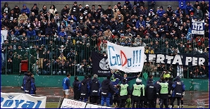 GIOIA DEI GIOCATORI CON TIFOSI CAVESE TARANTO.JPG