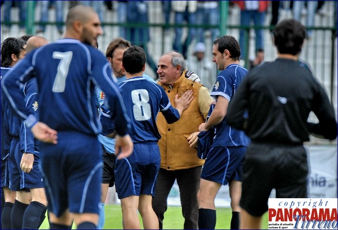 I calciatori fanno gli auguri al Maggiore Mari per la nascita d