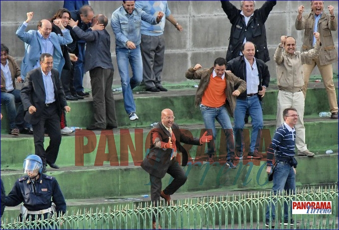 LA GIOIA DEL PRESIDENTE DEL FOGGIA DOPO IL GOL A TEMPO SCADUTO 